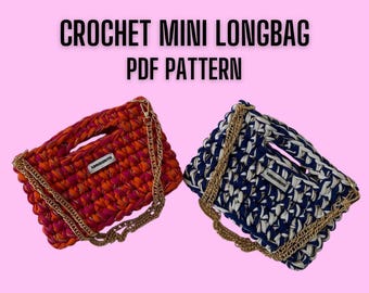 Może przedstawiać: Dwie szydełkowe mini torebki typu longbag ze złotymi łańcuszkami i prostokątnymi metkami. Jedna torebka jest pomarańczowo-czerwona, druga granatowo-biała. Tekst CROCHET MINI LONGBAG PDF PATTERN widnieje nad torebkami na jasnoróżowym tle.