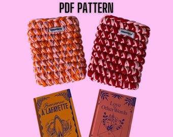 Puede incluir: Dos fundas de libros de ganchillo en naranja y rojo, con el texto "CROCHET BOOK SLEEVE PDF PATTERN" en la parte superior. Dos libros están debajo, uno con el título "Bienvenue à Lafayette" y el otro "Love Other Words".
