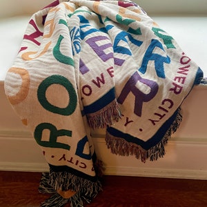 Couverture en coton cadeau de New York Cadeau personnalisé pour le cadeau étudiant de l’Université de Rochester pour Rochester New York Housewarming Rochester Pride