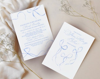 Puede incluir: Dos invitaciones de despedida de soltera azules y blancas con ilustraciones de acuarela de cintas azules. El texto en las invitaciones dice "Por favor, únase a nosotros para celebrar a Sarah Beasley con amor por su próxima boda" y "Únase a nosotros para una despedida de soltera Something Blue".