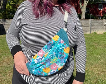 Riñonera con diseño tropical de Stitch hecha a mano