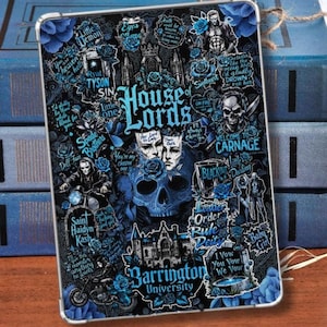 Könnte beinhalten: Eine Tablet-Hülle mit einem dunkelblauen Design mit Totenköpfen, Rosen und Text. Der Text enthält "House of Lords" und "Barrington University". Die Hülle hat einen silbernen Rahmen und liegt auf einem Stapel blauer Bücher.