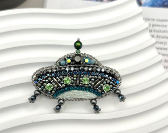 UFO alien ship brooch, flying saucer brooch, unidentified flying object brooch, UFO jewellery