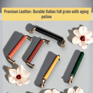 Peut inclure: Cinq poignées de tiroir en cuir de différentes couleurs : marron, noir, jaune, vert et rouge. Les poignées sont en cuir et ont une base en métal. Le texte "Premium Leather : Durable Italian full grain with aging patina" est en haut de l’image.