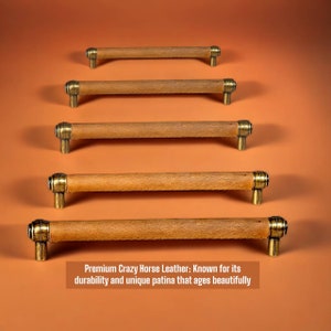 Peut inclure: Cinq poignées de tiroir en cuir de différentes tailles avec des accents en laiton. Les poignées sont disposées verticalement par ordre décroissant de taille. Le texte "Premium Crazy Horse Leather: Known for its durability and unique patina that ages beautifully" est situé sous les poignées.