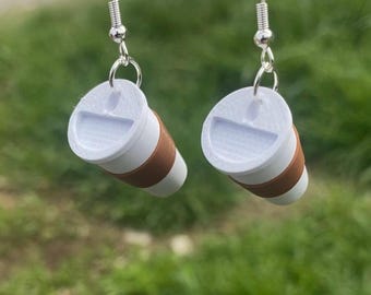 Brincos pendurados em formato de mini xícara de café impressos em 3D: presente para barista