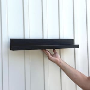 手作りの木製フローティングシェルフ：ギャラリーレッジ、子供部屋の装飾、ネイルポリッシュオーガナイザー