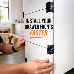 Puede incluir: Guías de instalación de frentes de cajón de plástico negro fijadas a las esquinas de un panel de armario blanco. El texto en el panel dice INSTALL YOUR DRAWER FRONTS FASTER. Estas herramientas ayudan a alinear y montar frentes de cajón.