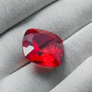 Rubino corindone creato in laboratorio, 56 carati / 22x22x14 mm, gemma rosa-rossastra, pietra sciolta per la creazione di gioielli, gemma di tendenza / regalo per lei
