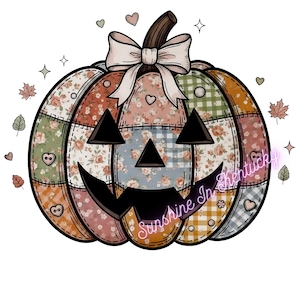 Pode incluir: Um design de abóbora de retalhos com um rosto esculpido, um caule castanho e um laço rosa. A abóbora é decorada com estampas florais e xadrez em várias cores. O texto "Sunshine In Kentucky" está na abóbora.
