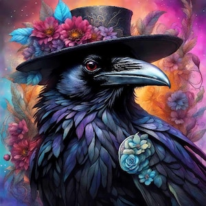 Può includere: Illustrazione digitale di un corvo con un cappello a cilindro nero adornato con fiori rosa e viola e foglie blu. Il corvo ha occhi rossi e un corpo di piume blu e nere. Una spilla floreale è appuntata sul petto.