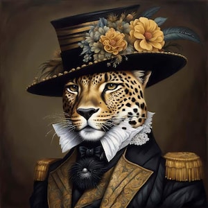 Op de afbeelding: Een artistiek portret van een luipaard met een zwarte hoge hoed versierd met gele en blauwe bloemen en veren. De luipaard draagt een zwarte jas met gouden accenten, een witte gefranjerde kraag en een zwarte vlinderdas. De achtergrond is een gedempt bruin.