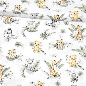 Op de afbeelding: Witte stof met een herhaald patroon van cartoon dieren, waaronder leeuwen, tijgers, giraffen, zebra's en nijlpaarden. De dieren zijn omgeven door groene bladeren. Geschikt voor babybeddengoed, kinderkamerdecoratie of kinderkleding.