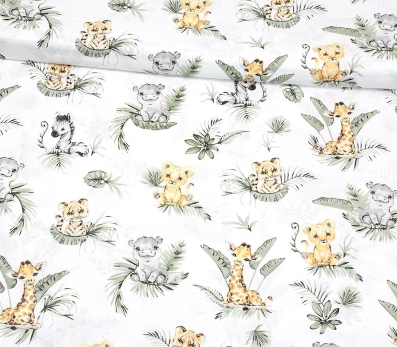 Op de afbeelding: Witte stof met een herhaald patroon van cartoon dieren, waaronder leeuwen, tijgers, giraffen, zebra's en nijlpaarden. De dieren zijn omgeven door groene bladeren. Geschikt voor babybeddengoed, kinderkamerdecoratie of kinderkleding.