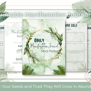 Może przedstawiać: Drukowany dziennik manifestacji w zielono-złotym kolorze. Okładka zawiera wieniec z liści i tekst "Daily Manifestation Journal 3-6-9 Method". Dziennik zawiera strony do cotygodniowych kontroli, dbania o siebie i afirmacji.
