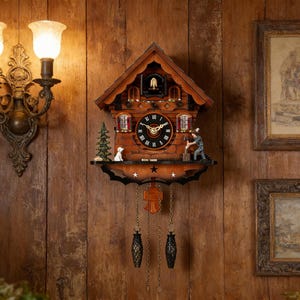 Puede incluir: Un reloj de cuco de madera con una fachada detallada, con una esfera con números romanos, una pequeña figura cortando leña y pesas colgantes decorativas. El reloj está montado en una pared de madera.