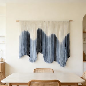 Grande tenture murale en macramé teinté dans la masse, tapisserie d'art en fibre bohème, décoration inspirée de l'océan