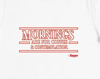 Stranger Things Themed Mornings Are For Coffee Entspanntes T-Shirt für Frauen - Weiß
