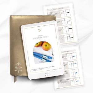 Puede incluir: Un diario de cuero dorado y una tableta que muestra una "GLP-1 LIFESTYLE GUIDE". Se ven dos documentos de programación de dosis. La pantalla de la tableta muestra manzanas, bolígrafos y el texto "Your Lifestyle Guide to Support GLP-1 Medications".