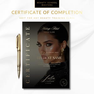 Puede incluir: Un certificado de finalización para una clase de formación de belleza. El certificado tiene un fondo negro con texto dorado y una foto de una mujer. Un bolígrafo dorado está en el lado izquierdo del certificado.