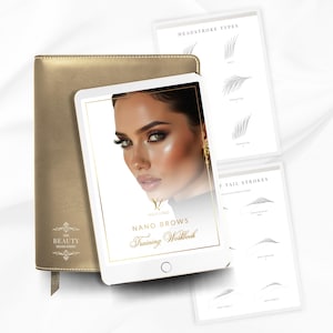Puede incluir: Un cuaderno de cuero dorado y una tableta blanca que muestra el rostro de una mujer y el texto "Nano Brows Training Workbook". Dos hojas blancas con diagramas de trazos de cejas están detrás de la tableta. El cuaderno tiene el texto "The Beauty Studio" en la portada.