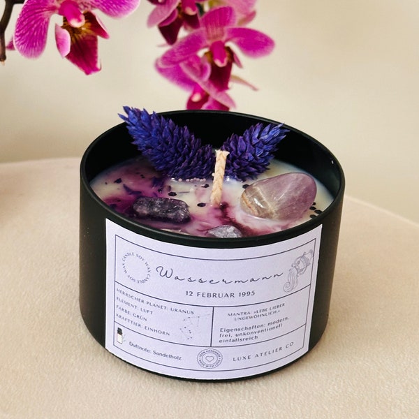 Kerze Sternzeichen Wassermann personalisierte Duftkerze in Dose Geburtstag Sternzeichenkerze lila mit Amethyst und Blüten Edelsteine