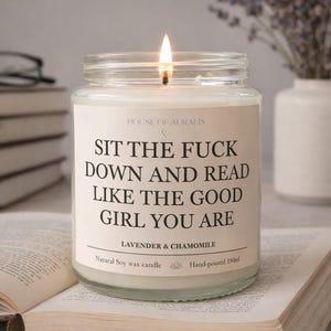 Sit the Fuck Down and Read Duftkerze | Smut & Bookish Kerze aus Sojawachs | Geschenk für Leserinnen und Bücherfans