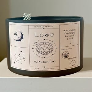 Vela del signo zodiacal Leo, vela perfumada personalizada con fecha de nacimiento, constelación, piedras preciosas y flores secas, idea de regalo deutsch