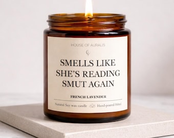 Candela profumata "Smells Like She's Reading Smut Again" – candela in cera di soia, un regalo da topi di biblioteca e lettori accaniti.