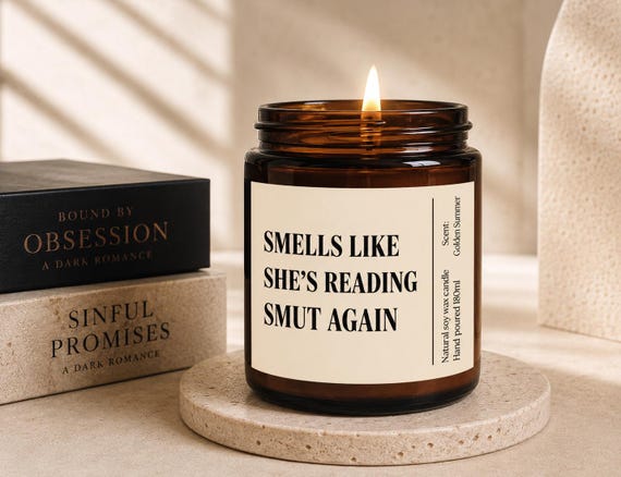 Duftkerze Smells Like She's Reading Smut Again – Sojawachs Kerze Bookish Geschenk für Leseratten & Bücherwürmer