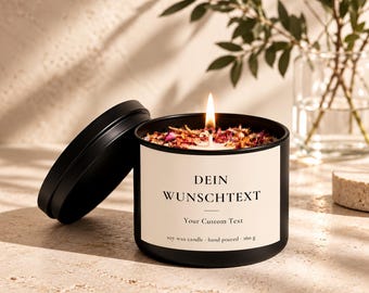 Könnte beinhalten: Eine schwarze Metalldose mit einer brennenden Kerze und getrockneten Blütenblättern auf dem Wachs. Das Etikett trägt den Text DEIN WUNSCHTEXT, Your Custom Text, und soy wax candle - hand poured - 160 g. Der Deckel liegt neben der Kerze.