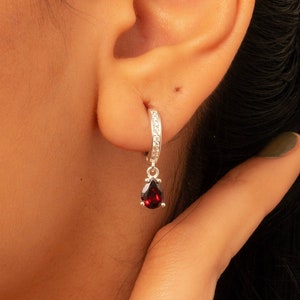 Sterlingzilveren geboortesteen Huggie-oorbellen, gepersonaliseerd 14k goud