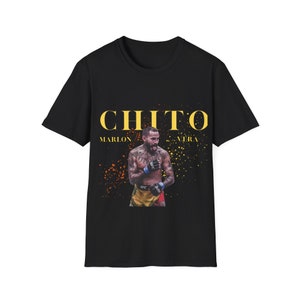 Puede incluir: Camiseta negra con un gráfico amarillo de un luchador de artes marciales mixtas, Marlon "Chito" Vera, con un fondo amarillo salpicado. El texto "CHITO" está en letras amarillas grandes sobre el luchador, y los textos "MARLON" y "VERA" están en letras amarillas más pequeñas debajo del luchador.