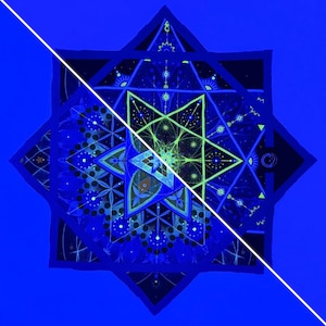 Könnte beinhalten: Ein quadratischer Wandbehang mit einem komplexen geometrischen Mandala-Design und einem zentralen Stern. Das Kunstwerk zeigt leuchtende Blau-, Schwarz- und Neongrüntöne mit komplizierten Mustern aus Punkten, Linien und Sternformen.