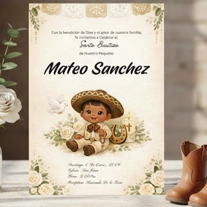 以下が含まれることがあります： 「Mateo Sanchez」の名前が入った洗礼式招待状。ソンブレロをかぶった子供のイラストが描かれています。茶色のカウボーイブーツがカードの横にあります。ガラスの花瓶に入った白いバラも飾られています。