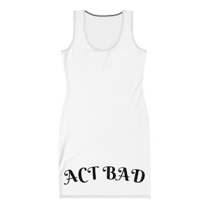 Pode incluir: Vestido branco sem mangas com o texto "ACT BAD" impresso em preto na bainha inferior.