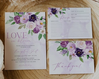 Op de afbeelding: Paarse bloemen bruidsdouche uitnodigingsset met een aquarel ontwerp. De uitnodiging luidt "Love in Bloom" en bevat de naam van de bruid, de datum, tijd en locatie van de douche. De receptenkaart heeft ruimte voor de naam van het recept, de ingrediënten en de instructies. De bedankkaart heeft een eenvoudig bloemenontwerp en de tekst "Bedankt!"