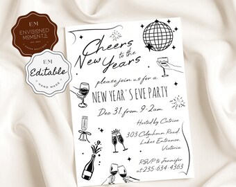 Puede incluir: Una invitación en blanco y negro para una fiesta de Nochevieja con el texto "Cheers to the New Years" y los detalles del evento. La invitación incluye ilustraciones de copas de champán, una bola de discoteca y fuegos artificiales. También se ven dos logotipos circulares.