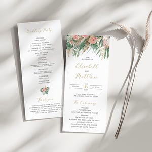 Pode incluir: Dois programas de casamento com texto dourado e detalhes florais. Um programa lista o cortejo nupcial, e o outro detalha a cerimônia. Os programas são brancos com um design floral na parte superior e inferior.