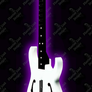 Könnte beinhalten: Eine weiße E-Gitarre mit schwarzem Griffbrett und lila Leuchten. Die Gitarre hat ein klassisches Design mit F-Löchern und einer Kopfplatte mit Stimmwirbeln. Der Hintergrund ist dunkel mit einem sich wiederholenden Muster des Textes "Phantom Limb Designs."