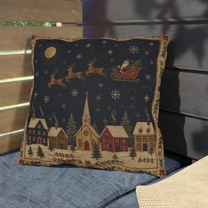 Weihnachtskissen mit rustikalem Weihnachtsmannschlitten und Rentieren über einem Winterdorf, Vintage-Weihnachten, rustikales Weihnachtsmotiv