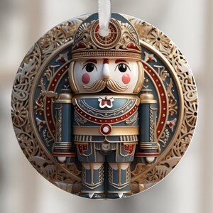 Puede incluir: Adorno navideño redondo con un diseño detallado de un soldado cascanueces. El adorno tiene una combinación de colores azul, rojo y dorado, con una cinta blanca para colgar. El cascanueces tiene una cara blanca, mejillas rosadas y un bigote. Diámetro aproximado de 10 cm.