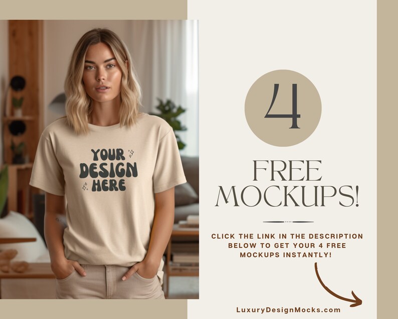 Może przedstawiać: Kobieta w beżowej koszulce z napisem "YOUR DESIGN HERE" w retro czcionce. Tekst jest czarny. Kobieta stoi w pokoju z drewniana podłogą i kanapą w tle. Obraz jest makietą do projektu koszulki.