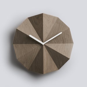 Delta Clock Smoked Oak Minimalist wooden wall clock Solid oak Modern home Office decor Gift for her Gift for him imagen 3
