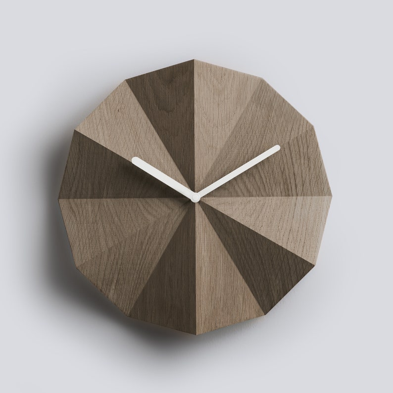 Delta Clock Smoked Oak Minimalistische houten wandklok Massief eiken Modern huis Kantoorinrichting Cadeau voor haar Cadeau voor hem afbeelding 3