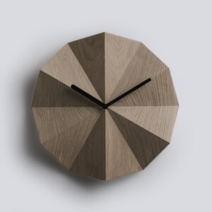 Delta Clock Smoked Oak Minimalistische houten wandklok Massief eiken Modern huis Kantoorinrichting Cadeau voor haar Cadeau voor hem afbeelding 1