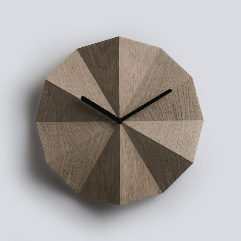 Delta Clock Smoked Oak Minimalistische houten wandklok Massief eiken Modern huis Kantoorinrichting Cadeau voor haar Cadeau voor hem afbeelding 1