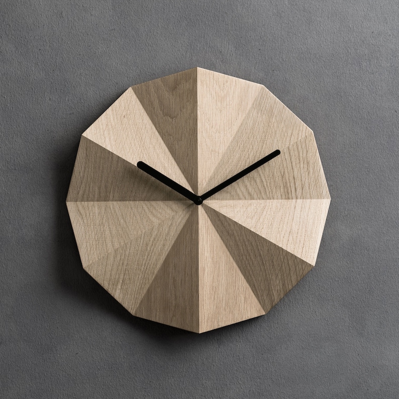 Delta Clock Oak Horloge murale en bois minimaliste Chêne naturel Art mural unique pour la maison image 1