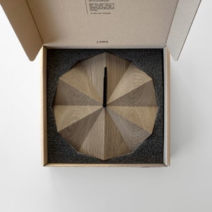 Delta Clock Smoked Oak Minimalistische houten wandklok Massief eiken Modern huis Kantoorinrichting Cadeau voor haar Cadeau voor hem afbeelding 7