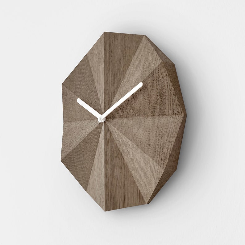 Delta Clock Smoked Oak Minimalistische houten wandklok Massief eiken Modern huis Kantoorinrichting Cadeau voor haar Cadeau voor hem afbeelding 4